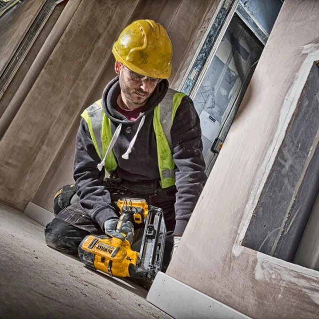 Cloueur de finition 18V XR Dewalt DCN660D2-QW 16 GA + 2 batteries 2 Ah + chargeur + coffret — 2 batteries 2Ah — vue 4